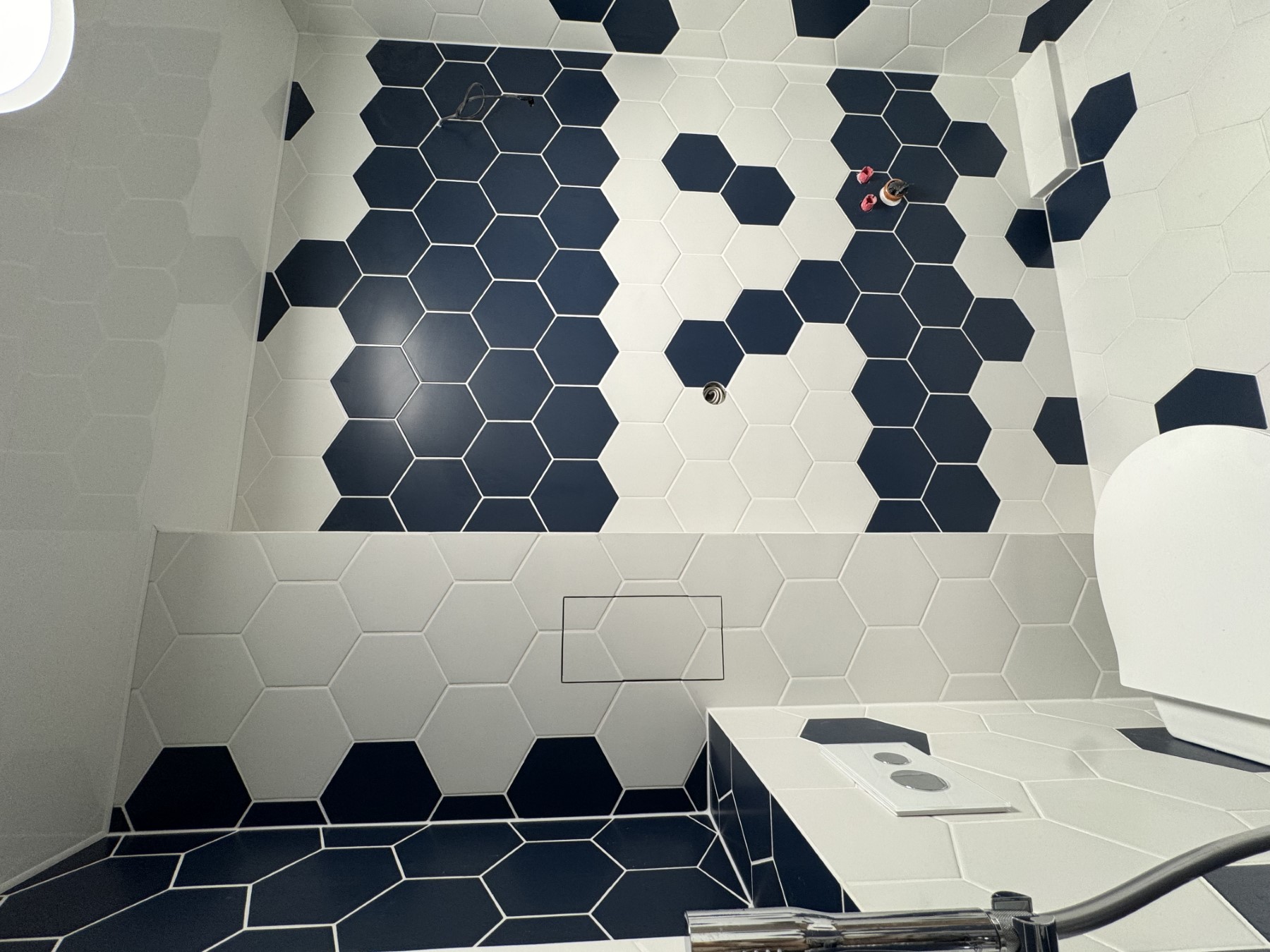 Комбинация от различни материали в модерна баня