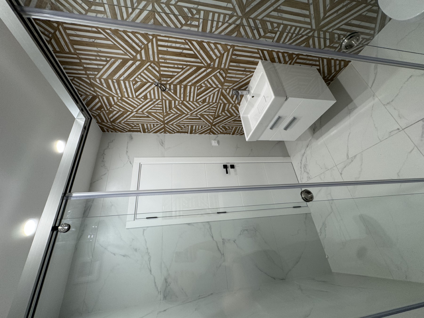 Окачени мебели в модерна баня